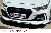 Передняя часть белого автомобиля Hyundai с российскими номерами. Редакционное фото, фотограф Антон Моргунов / Фотобанк Лори