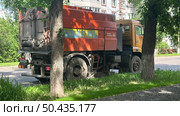 Уличная подметально-уборочная машина на городской дороге. Редакционное фото, фотограф Антон Моргунов / Фотобанк Лори