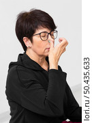 woman covering nostril with her finger. Стоковое фото, агентство Ingram Publishing / Фотобанк Лори