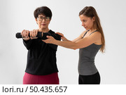 woman helping friend train. Стоковое фото, агентство Ingram Publishing / Фотобанк Лори