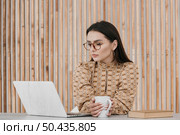 woman working laptop medium shot. Стоковое фото, агентство Ingram Publishing / Фотобанк Лори