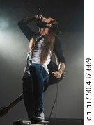 artist singing stage holding guitar. Стоковое фото, агентство Ingram Publishing / Фотобанк Лори