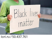 black lives matter concept quote cardboard. Стоковое фото, агентство Ingram Publishing / Фотобанк Лори