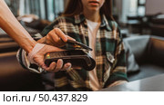 close up costumer paying coffee. Стоковое фото, агентство Ingram Publishing / Фотобанк Лори
