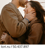 close up man kissing woman forehead. Стоковое фото, агентство Ingram Publishing / Фотобанк Лори
