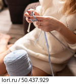 close up woman dress crocheting. Стоковое фото, агентство Ingram Publishing / Фотобанк Лори