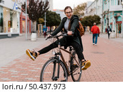 cute woman fooling around her bike 3. Стоковое фото, агентство Ingram Publishing / Фотобанк Лори