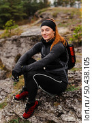 female sporty jogger sitting rocks. Стоковое фото, агентство Ingram Publishing / Фотобанк Лори