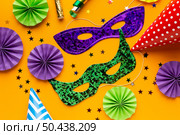 flat lay violet green masks. Стоковое фото, агентство Ingram Publishing / Фотобанк Лори