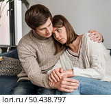man hugging concerned woman. Стоковое фото, агентство Ingram Publishing / Фотобанк Лори