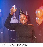 medium shot woman being happy party. Стоковое фото, агентство Ingram Publishing / Фотобанк Лори