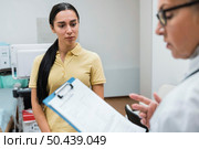 patient doctor talking about diagnose. Стоковое фото, агентство Ingram Publishing / Фотобанк Лори
