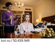 Подготовка молодой невесты к свадьбе в номере отеля. Прическа и макияж. Стоковое AI-изображение, AI-художник Сергей Никифоров-Гордеев / Фотобанк Лори