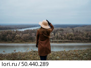 back view woman with hat admiring lake view. Стоковое фото, агентство Ingram Publishing / Фотобанк Лори