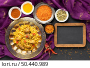 flat lay indian food with sari frame. Стоковое фото, агентство Ingram Publishing / Фотобанк Лори