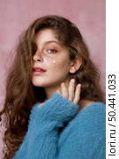 freckled woman with white flowers her face. Стоковое фото, агентство Ingram Publishing / Фотобанк Лори