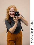 mid shor woman showing camera. Стоковое фото, агентство Ingram Publishing / Фотобанк Лори