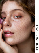 portrait freckled woman close up. Стоковое фото, агентство Ingram Publishing / Фотобанк Лори