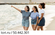 three female friends admiring view beach. Стоковое фото, агентство Ingram Publishing / Фотобанк Лори