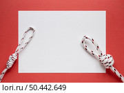 white nautical rope knots copy space paper. Стоковое фото, агентство Ingram Publishing / Фотобанк Лори
