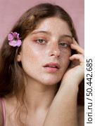 woman having flower her hair. Стоковое фото, агентство Ingram Publishing / Фотобанк Лори