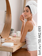 woman having relaxing day siting sideways. Стоковое фото, агентство Ingram Publishing / Фотобанк Лори