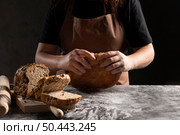 chef tearing baked bread apart. Стоковое фото, агентство Ingram Publishing / Фотобанк Лори
