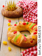 epiphany day dessert with tablecloth crown. Стоковое фото, агентство Ingram Publishing / Фотобанк Лори