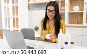 female vlogger home with laptop bottles. Стоковое фото, агентство Ingram Publishing / Фотобанк Лори