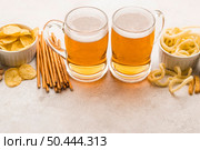 high angle snacks beer arrangement. Стоковое фото, агентство Ingram Publishing / Фотобанк Лори