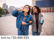 smiley friends having fun together outdoors with ice cream. Редакционное фото, агентство Ingram Publishing / Фотобанк Лори