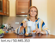 woman home during quarantine having coffee. Стоковое фото, агентство Ingram Publishing / Фотобанк Лори