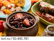 high angle beans sausages. Стоковое фото, агентство Ingram Publishing / Фотобанк Лори