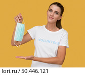 portrait volunteer holding face mask. Стоковое фото, агентство Ingram Publishing / Фотобанк Лори