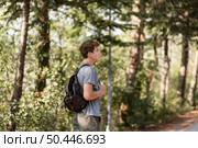 young man enjoying walk forrest 3. Стоковое фото, агентство Ingram Publishing / Фотобанк Лори