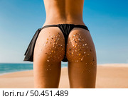 Rearview of a hot woman in bikini . Стоковое фото, агентство Ingram Publishing / Фотобанк Лори