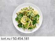Pasta penne with spinach pesto and green peas. Стоковое фото, агентство Ingram Publishing / Фотобанк Лори