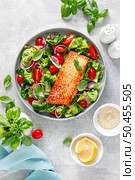 Grilled salmon fish fillet and fresh green leafy vegetable salad with tomatoes, red onion and broccoli. Healthy food. Ketogenic lunch. Top view. Стоковое фото, агентство Ingram Publishing / Фотобанк Лори