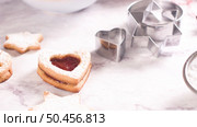 Homebaked Christmas Cookies With fruit Jam filling and Icing Sugar. Стоковое фото, агентство Ingram Publishing / Фотобанк Лори