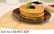Delicious golden pancakes with fresh blackberries and raspberry jam. Стоковое фото, агентство Ingram Publishing / Фотобанк Лори