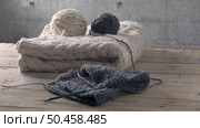 Vintage Knitting needles and yarn on wooden background/natural wool knitting background. Стоковое фото, агентство Ingram Publishing / Фотобанк Лори