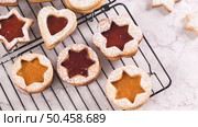 Homebaked Christmas Cookies With fruit Jam filling and Icing Sugar. Стоковое фото, агентство Ingram Publishing / Фотобанк Лори