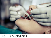 Dentists treat patients’ teeth. Стоковое фото, агентство Ingram Publishing / Фотобанк Лори