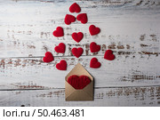 Blank Letter on wood background, valentine’s day concept. Стоковое фото, агентство Ingram Publishing / Фотобанк Лори