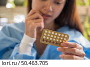 Woman hand holding a contraceptive panel prevent pregnancy. Стоковое фото, агентство Ingram Publishing / Фотобанк Лори