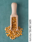 Top view of wooden scoop with corn against blue vinyl background. Стоковое фото, агентство Ingram Publishing / Фотобанк Лори