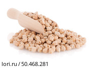 Uncooked chickpeas and wooden scoop on white background. Стоковое фото, агентство Ingram Publishing / Фотобанк Лори