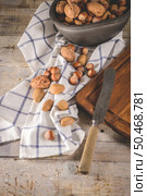 Walnuts, hazelnuts, peanuts and nuts on wooden table. Стоковое фото, агентство Ingram Publishing / Фотобанк Лори