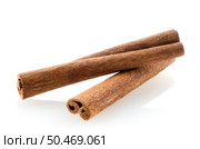 Cinnamon sticks on white reflective background. Стоковое фото, агентство Ingram Publishing / Фотобанк Лори
