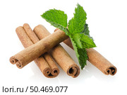 Cinnamon sticks on white reflective background. Стоковое фото, агентство Ingram Publishing / Фотобанк Лори